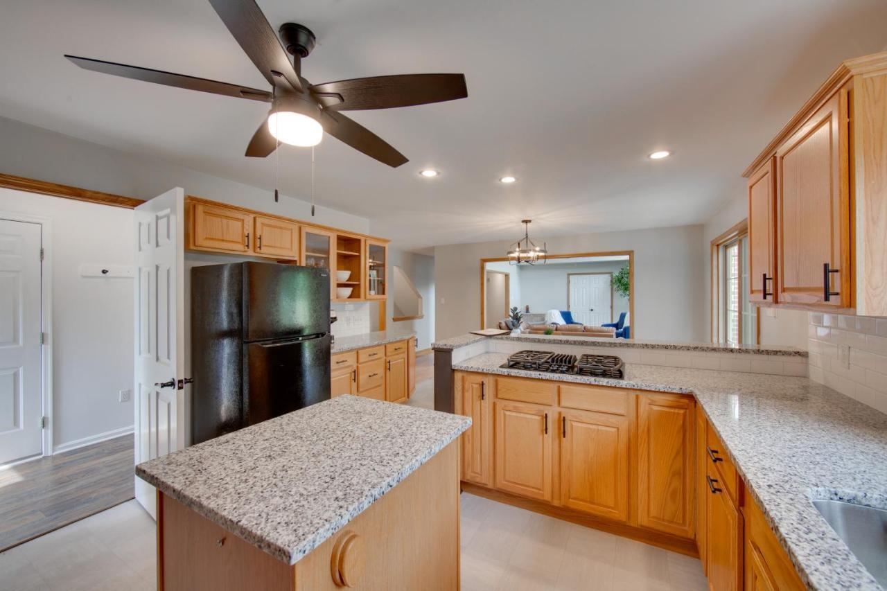 Hideaway With Game And Large Yard!