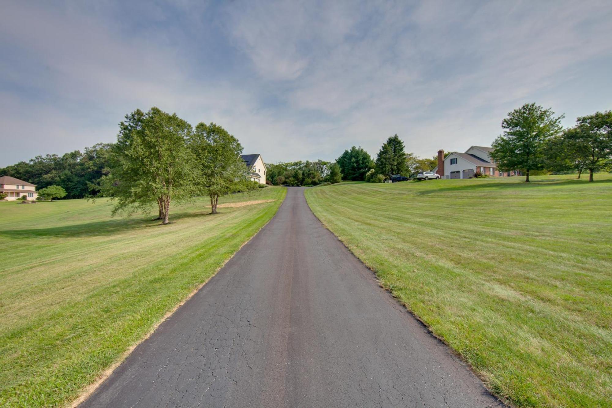 Hideaway With Game And Large Yard! *